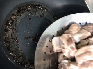 4、排骨炖鹌鹑蛋,小火炒至枣红色，下入排骨翻炒至上色