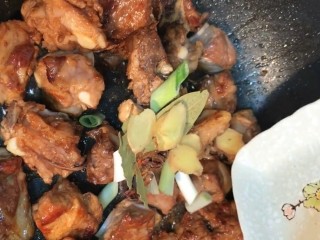5、排骨炖鹌鹑蛋,放入葱姜，八角，香叶，料酒，生抽，老抽