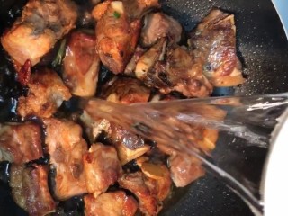 6、排骨炖鹌鹑蛋,加入半碗清水