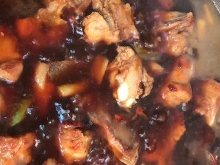 7、排骨炖鹌鹑蛋,炖煮二十分钟