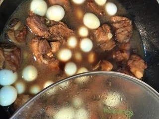 8、排骨炖鹌鹑蛋,加入鹌鹑蛋加盐盖盖再炖二十分钟