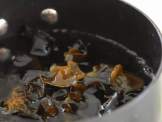 2、凉拌木耳—一年四季都能吃的清脆爽口的健康美味,水开后放入黑木耳，焯烫一分钟。