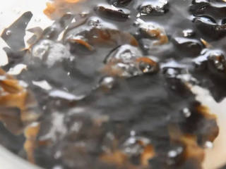 3、凉拌木耳—一年四季都能吃的清脆爽口的健康美味,过凉洗去表面粘液，沥干备用。