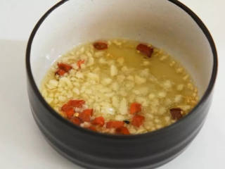 6、凉拌木耳—一年四季都能吃的清脆爽口的健康美味,将热油，淋上蒜末、辣椒上烹香。