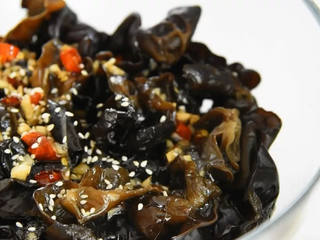 8、凉拌木耳—一年四季都能吃的清脆爽口的健康美味,调汁倒入木耳，淋上麻油，撒上香菜白芝麻，拌匀即可。