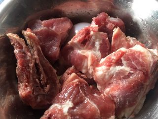 1、夏天汤水--猪骨眉豆节瓜汤,准备食材，猪扇骨洗干净斩件待用。