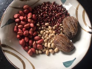 2、夏天汤水--猪骨眉豆节瓜汤,花生 眉豆 赤小豆 蜜枣