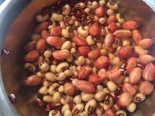 3、夏天汤水--猪骨眉豆节瓜汤,预先用清水浸泡，然后晾干待用。