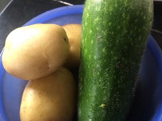 4、夏天汤水--猪骨眉豆节瓜汤,节瓜 土豆