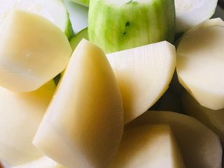 5、夏天汤水--猪骨眉豆节瓜汤,节瓜去皮切块，土豆去皮切块待用。