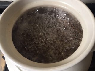 6、夏天汤水--猪骨眉豆节瓜汤,将浸泡好的眉头 赤小豆 花生及蜜枣放入瓦锅，加入适量清水开火煮开。