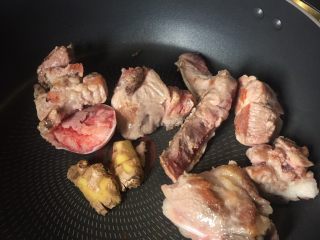 7、夏天汤水--猪骨眉豆节瓜汤,另一边，用平底锅煎猪扇骨，记得放姜。将扇骨两边煎香。