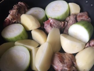 8、夏天汤水--猪骨眉豆节瓜汤,待猪扇骨煎香后，加入己切块的节瓜和土豆，