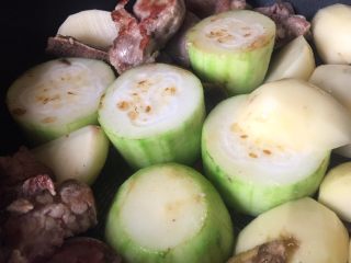 9、夏天汤水--猪骨眉豆节瓜汤,一齐煎香