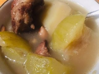 12、夏天汤水--猪骨眉豆节瓜汤,煲好后的节瓜软烂清甜，土豆软糯，汤水清甜可口哦
