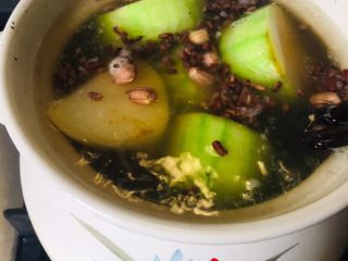 10、夏天汤水--猪骨眉豆节瓜汤,然后放入己滚开的瓦锅中