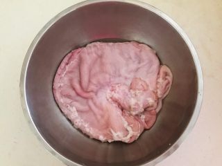 11、春节餐桌必备  芥末猪肚丝,把猪肚清洗干净