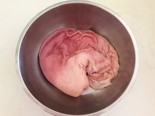 12、春节餐桌必备  芥末猪肚丝,再把猪肚翻过来，净面向外