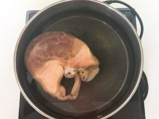 17、春节餐桌必备  芥末猪肚丝,锅里加入冷水，放入焯好的猪肚