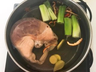 20、春节餐桌必备  芥末猪肚丝,加入葱段和姜片