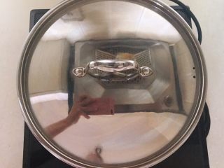 21、春节餐桌必备  芥末猪肚丝,盖上锅盖，大火烧开后小火慢煮50分钟