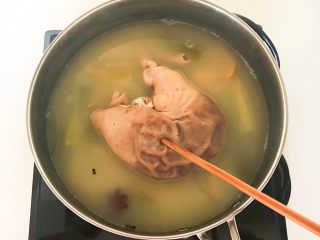 22、春节餐桌必备  芥末猪肚丝,煮至用筷子很容易就穿透即可