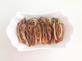 24、春节餐桌必备  芥末猪肚丝,把猪肚切宽成6㎜，长5㎝的小条，放入盘中