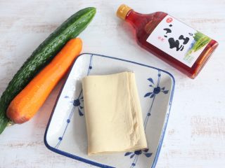 1、凉拌三丝,准备食材。