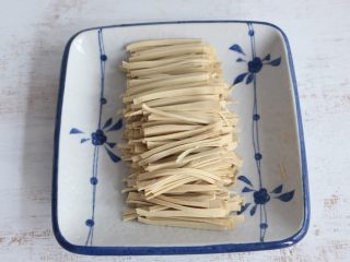 2、凉拌三丝,豆皮切丝。