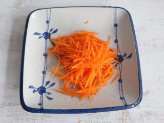 3、凉拌三丝,胡萝卜切丝。