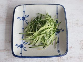 4、凉拌三丝,黄瓜切细丝。
