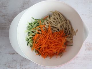 5、凉拌三丝,将所有切好的菜丝放入一个大碗内。