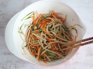 6、凉拌三丝,搅拌均匀。