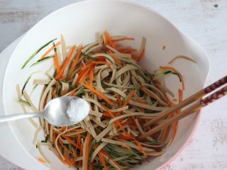 7、凉拌三丝,依次加入盐。