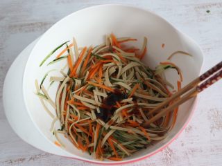 8、凉拌三丝,加入蚝油。
