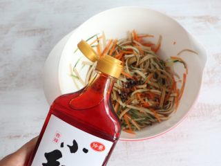 11、凉拌三丝,加入红油。