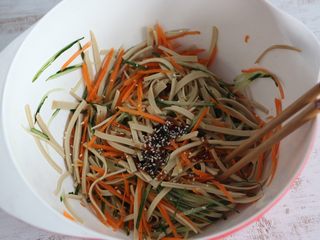 9、凉拌三丝,加入鸡精。