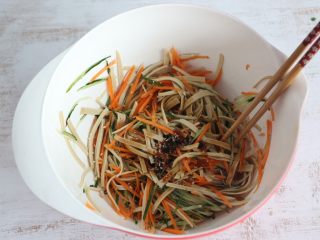 10、凉拌三丝,加入味极鲜酱油。