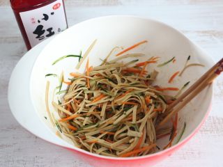 12、凉拌三丝,最后淋入醋，搅拌均匀。