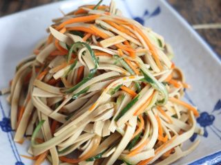 13、凉拌三丝,装盘即可食用。