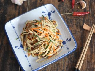 14、凉拌三丝,一道香辣酸爽的凉拌三丝就做好了，快来品尝吧。