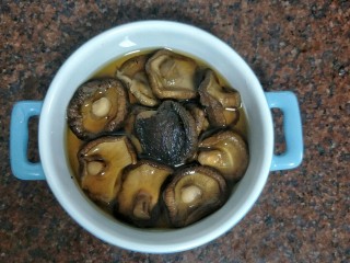 3、腊肠煲仔饭,香菇先浸泡到软后挤干多余水分