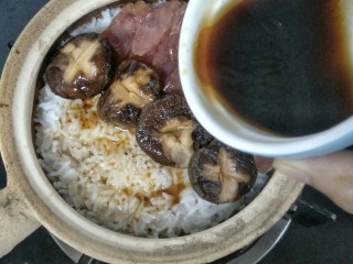 9、腊肠煲仔饭,放入腊肠 香菇 后淋上酱汁