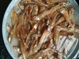 2、#下酒菜#炒白公鱼干,白公鱼干最好用水浸泡半小时或一小时，这样肉就软硬适中，不然很干，不好吃。