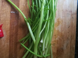 3、#下酒菜#炒白公鱼干,为了卖相好，芹菜的叶子摘除，只剩下茎