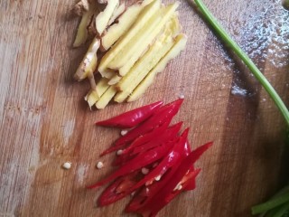 4、#下酒菜#炒白公鱼干,红辣椒，姜切丝。记得有个大厨（真不是我哦）说过，配料的大小尽量和主料差不多，这样可以更美观，所以姜今天我也切丝啦。