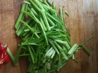 5、#下酒菜#炒白公鱼干,芹菜切段