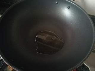 6、#下酒菜#炒白公鱼干,热锅下油