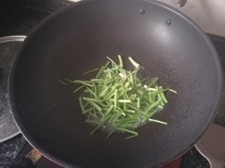 7、#下酒菜#炒白公鱼干,油稍热后，下芹菜
