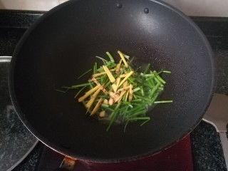 8、#下酒菜#炒白公鱼干,爆出香味后下姜丝